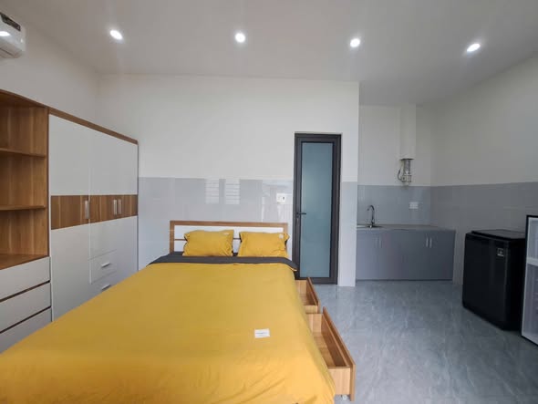 Modern Room with Balcony in Central Da Nang — photo 2