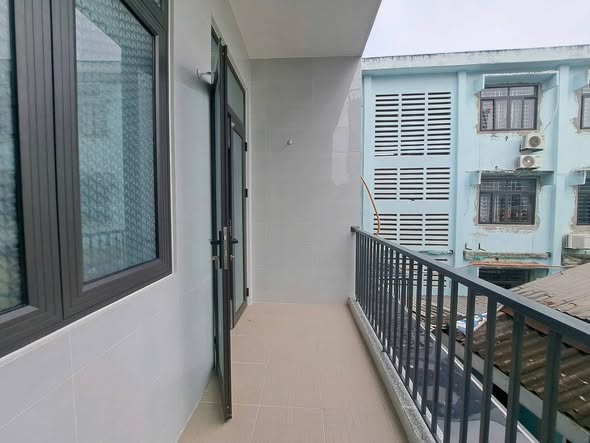 Modern Room with Balcony in Central Da Nang — photo 5