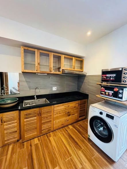 Modern 1-Bedroom Apartment with Balcony and Pool — photo 2