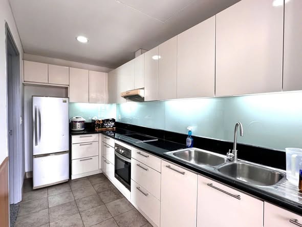 Corner 2-Bedroom Luxury Apartment with Million-Dollar River View — photo 5