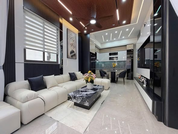 Modern 4-Bedroom House with Luxury Furnishings — photo 2