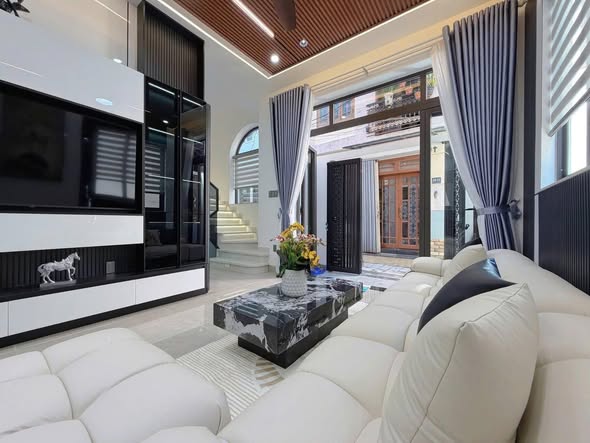 Modern 4-Bedroom House with Luxury Furnishings — photo 3