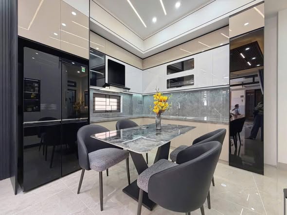 Modern 4-Bedroom House with Luxury Furnishings — photo 4