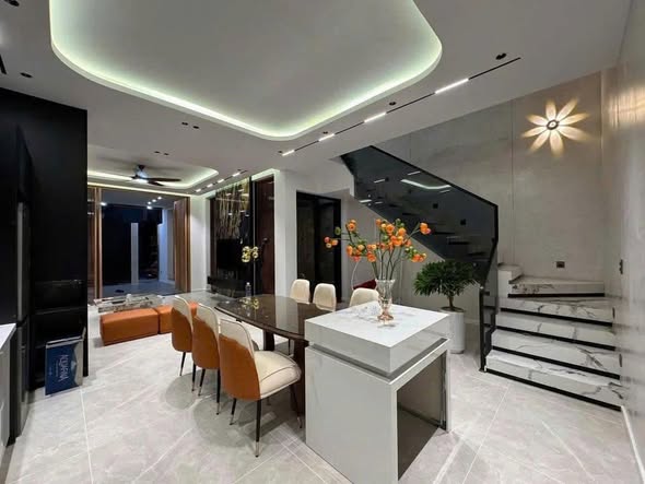 Spacious 5-Bedroom House Near Nguyen Sinh Sac Street — photo 3