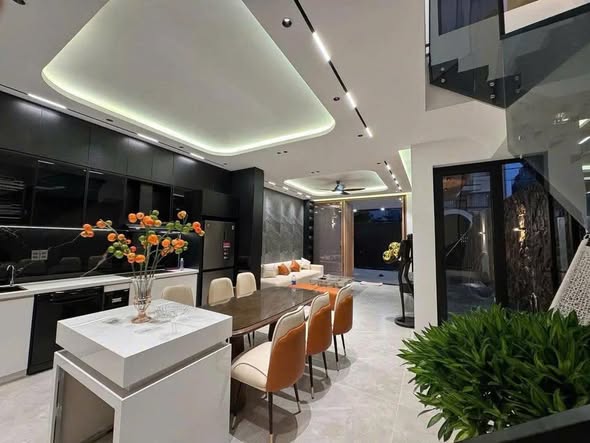 Spacious 5-Bedroom House Near Nguyen Sinh Sac Street — photo 4