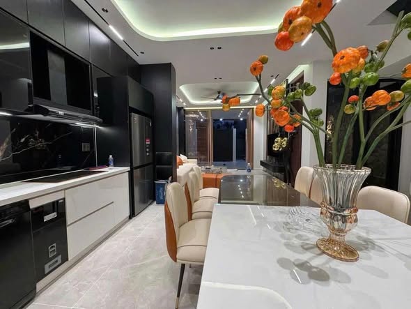 Spacious 5-Bedroom House Near Nguyen Sinh Sac Street — photo 5