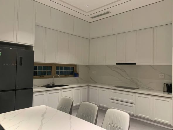 Bright Modern Apartment with Gym and Pool Access — photo 4