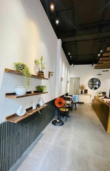 Prime 3-Story Commercial Building with Street Frontage — photo 1