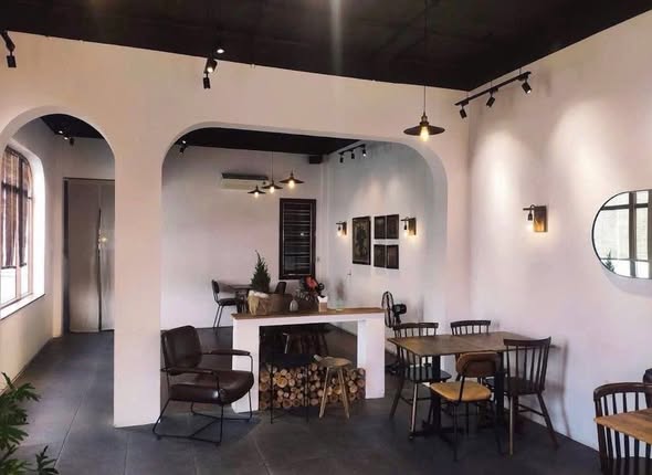 Prime 3-Story Commercial Building with Street Frontage — photo 2