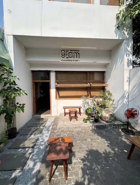 Prime 3-Story Commercial Building with Street Frontage — photo 3