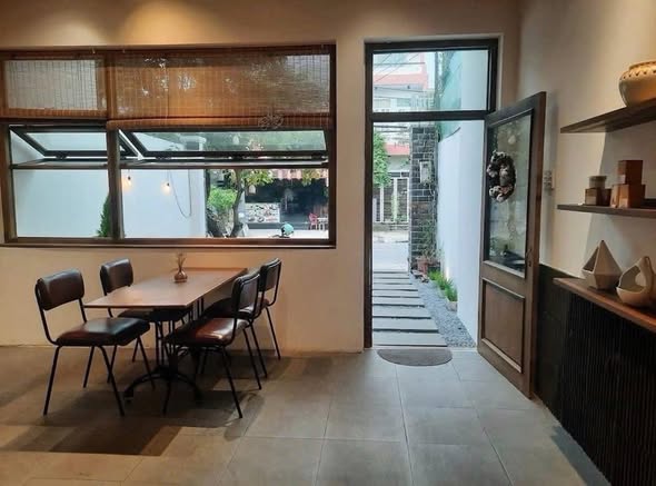 Prime 3-Story Commercial Building with Street Frontage — photo 4