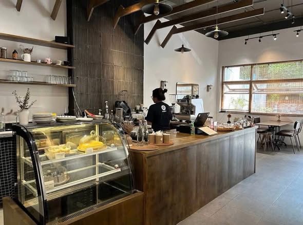 Prime 3-Story Commercial Building with Street Frontage — photo 5