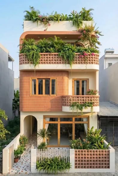 Modern House Near Downtown Da Nang with Park Views — photo 2