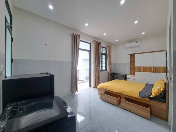 Modern Apartment with Private Balcony and Laundry — photo 3