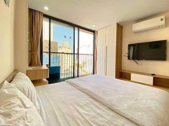 Modern Beachside 1-Bedroom Apartment in Da Nang — photo 2