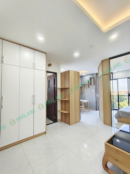 Spacious 1BR Apartment with Balcony on Bui Ta Han Street — photo 1
