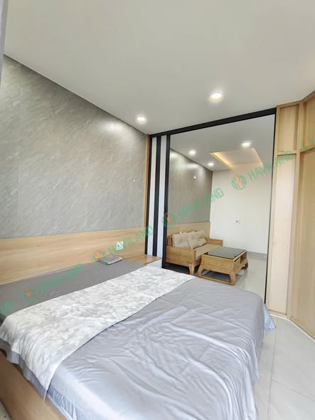 Spacious 1BR Apartment with Balcony on Bui Ta Han Street — photo 5