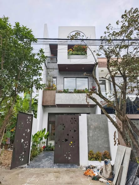 Spacious Concrete House in City Center for Sale — photo 1