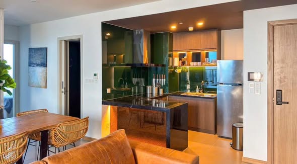 Spacious Corner Apartment with River and Hotel Views — photo 2