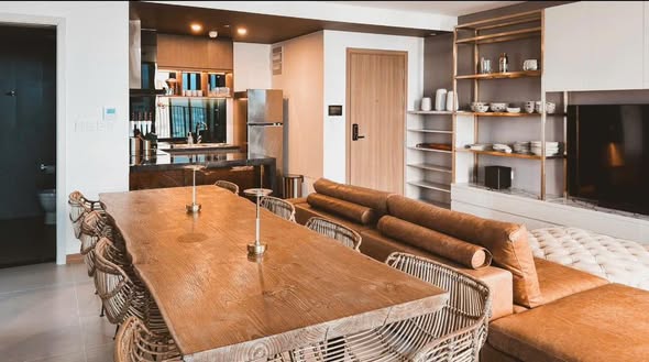 Spacious Corner Apartment with River and Hotel Views — photo 3