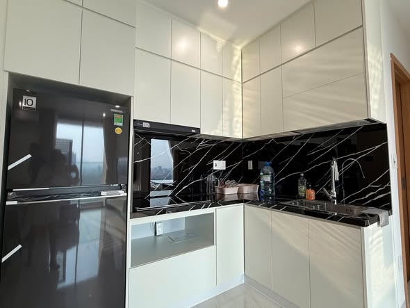 Modern 1-Bedroom Apartment with River View — photo 6