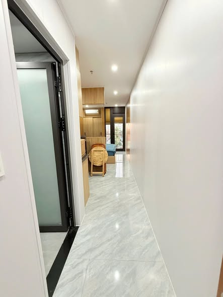 Modern 1-Bedroom Apartment with Balcony and View — photo 1