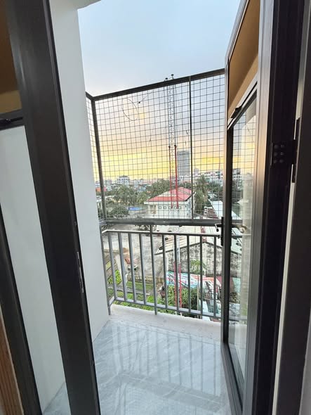 Modern 1-Bedroom Apartment with Balcony and View — photo 2