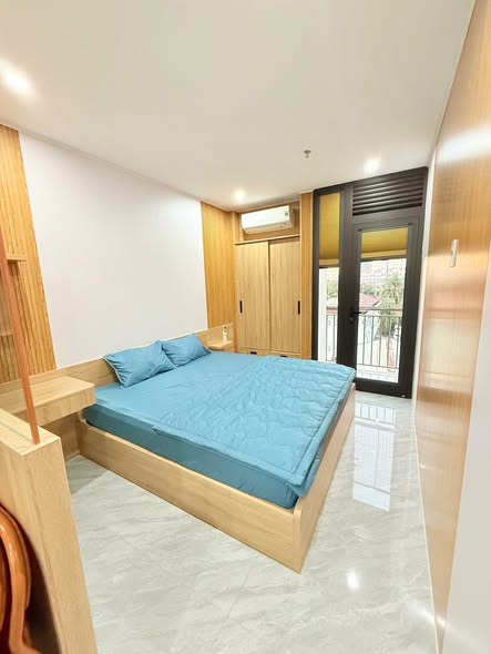 Modern 1-Bedroom Apartment with Balcony and View — photo 4