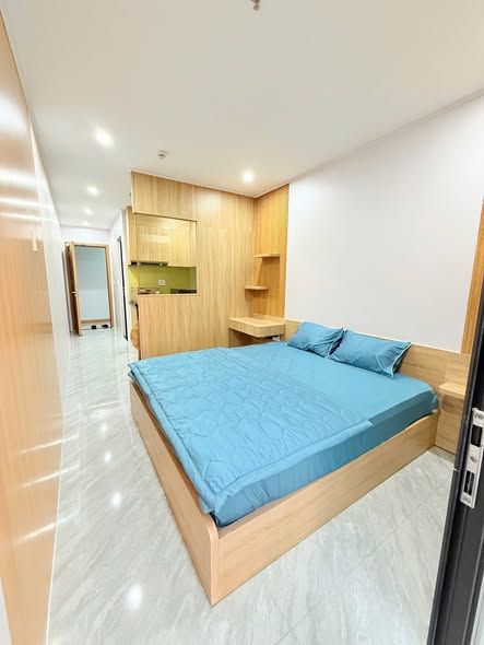 Modern 1-Bedroom Apartment with Balcony and View — photo 5