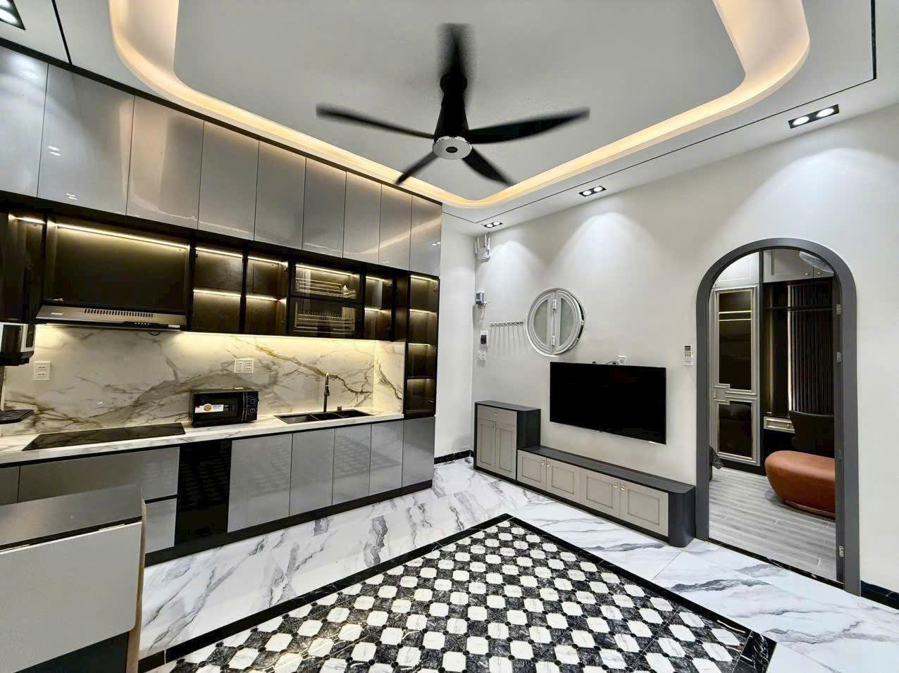 FOR SALE – 5-STORY APARTMENT BUILDING – PRIME CORNER LOT – NEAR BEACH & FIREWORK VIEW — photo 2