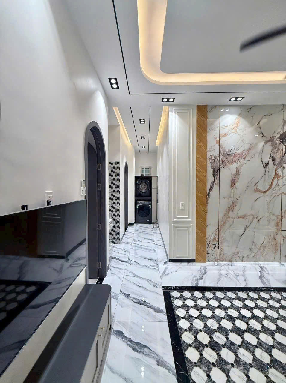 FOR SALE – 5-STORY APARTMENT BUILDING – PRIME CORNER LOT – NEAR BEACH & FIREWORK VIEW — photo 3