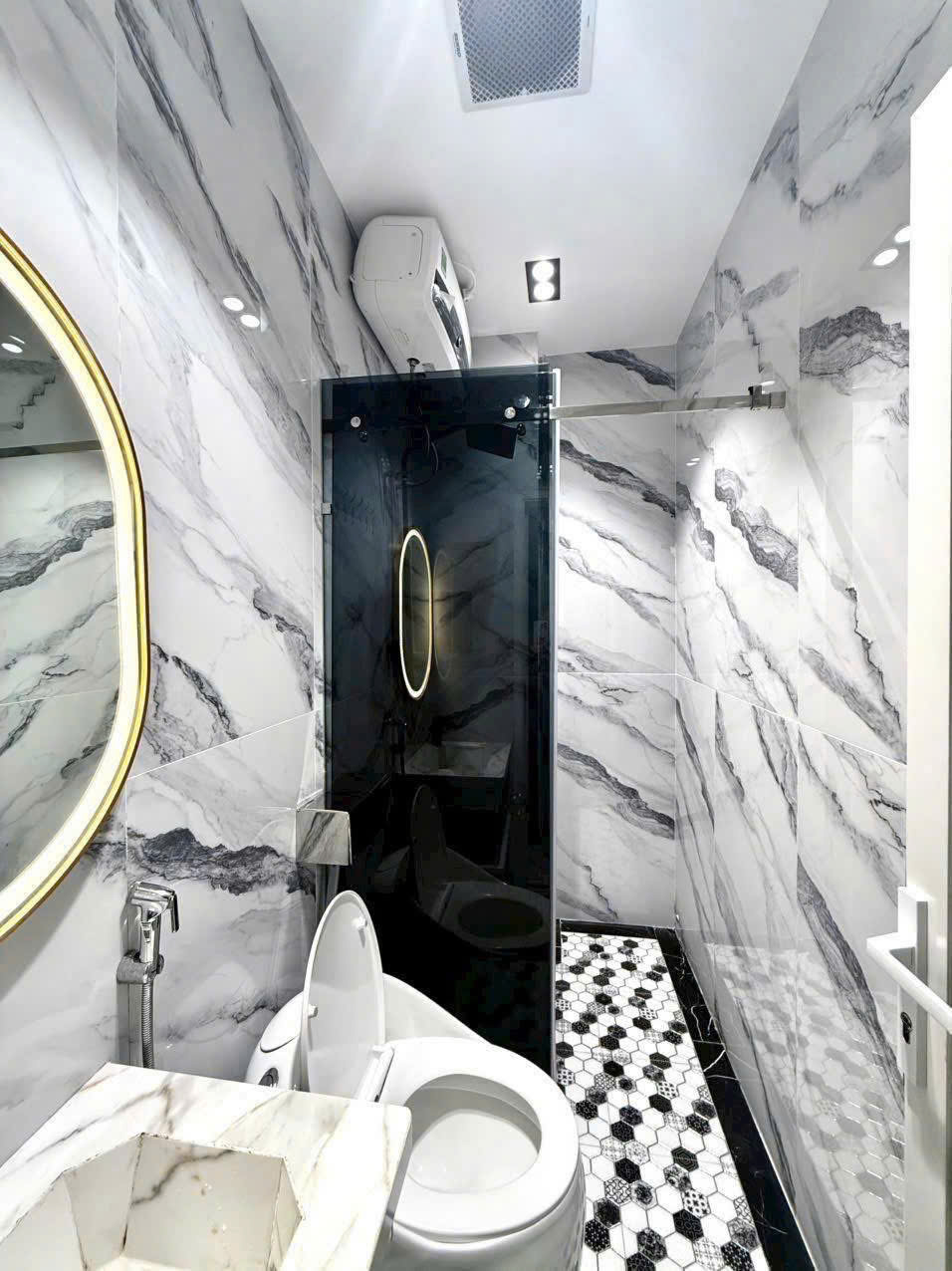 FOR SALE – 5-STORY APARTMENT BUILDING – PRIME CORNER LOT – NEAR BEACH & FIREWORK VIEW — photo 5