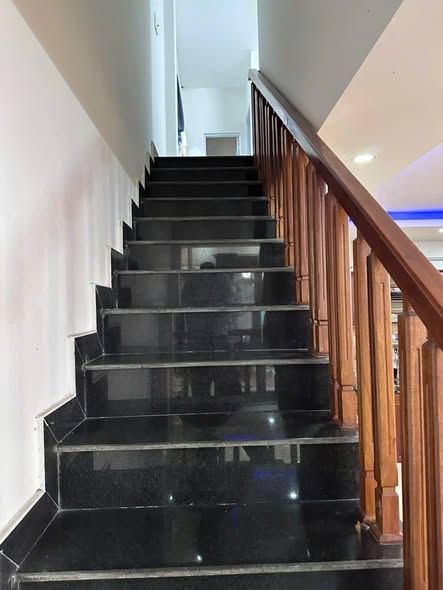 Charming 2-Story House with Car Access for Sale — photo 4