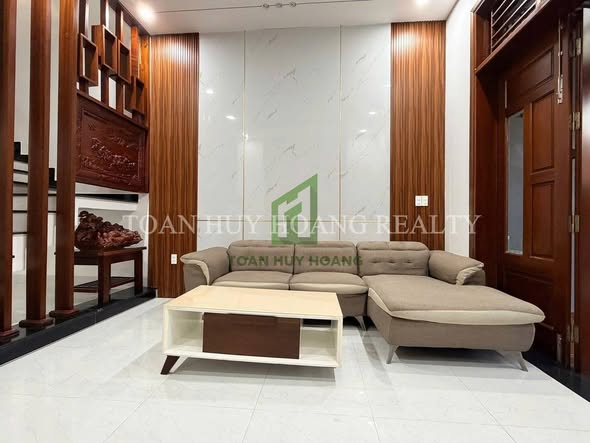 Modern Three-Bedroom House in Quiet Residential Neighborhood — photo 2