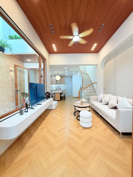 Modern Three-Story House on Ham Nghi Street for Sale — photo 2