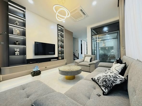 Spacious 5-Bedroom Villa Near River in Nam Viet A — photo 2