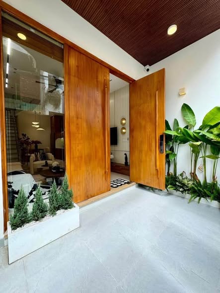 Spacious 3-Story House in Prime Location for Sale — photo 2