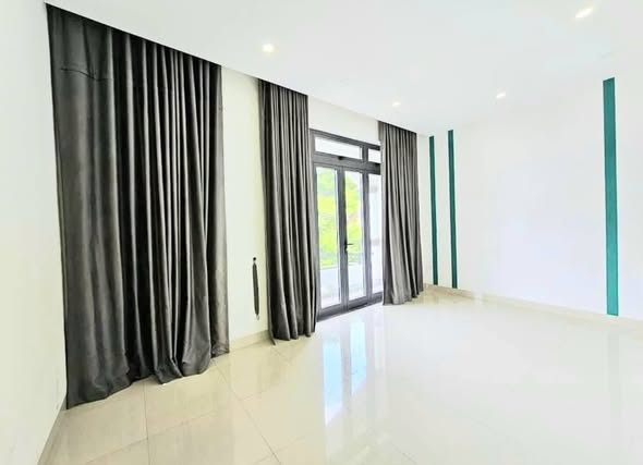 Spacious 3-Story House in Vibrant Urban Neighborhood — photo 3