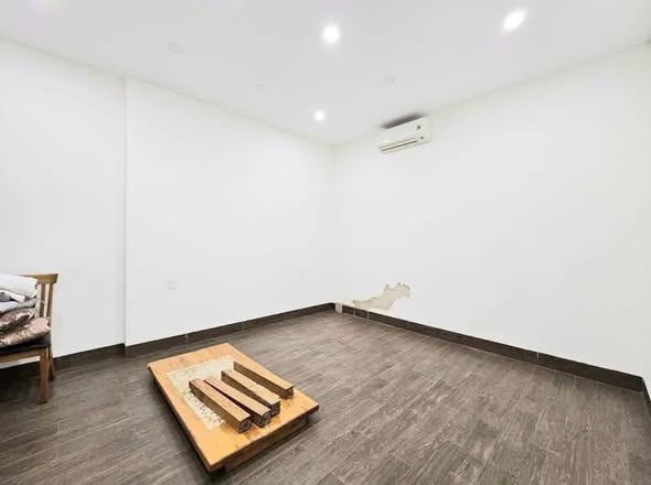 Spacious 3-Story House in Vibrant Urban Neighborhood — photo 5