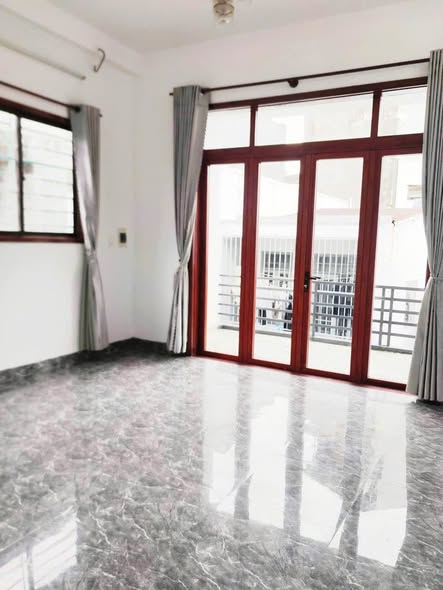 Spacious 10-Bedroom House Near City Center for Sale — photo 2