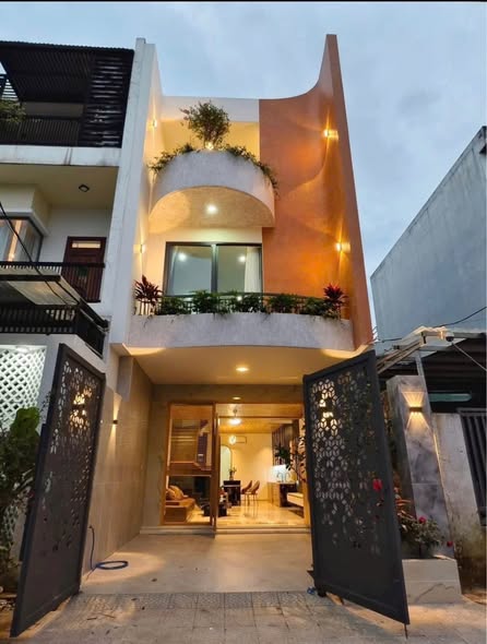 Prime 3-Story House in Hoa Minh Near Beach for Sale — photo 2