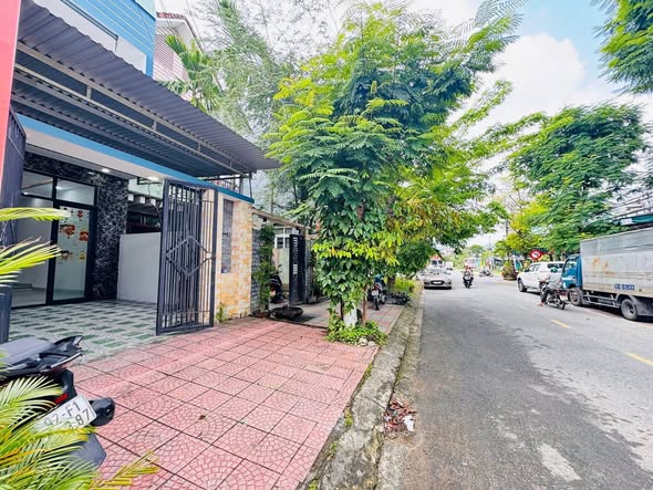 Spacious Front-Facing Two-Story House for Sale — photo 3