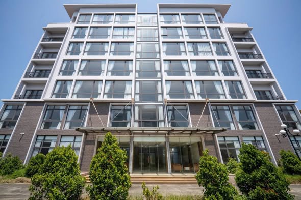 Modern 1-Bedroom Apartment with Stunning Glass Views β photo 1