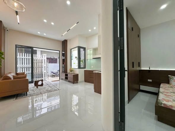 Spacious 3-Story House in Prime Central Location — photo 5