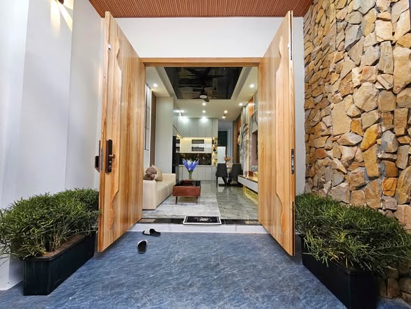 Spacious Two-Story House for Sale in a Prime Location — photo 2