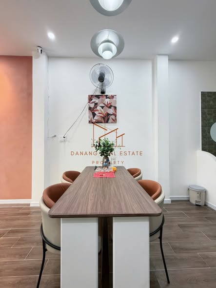 Modern 3-Story House with Prime Street Frontage — photo 2