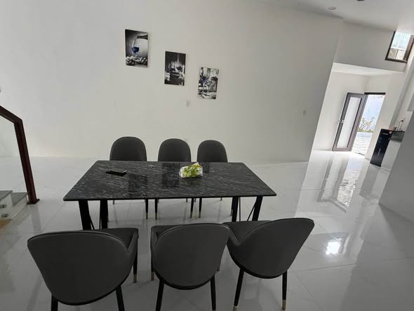 Spacious Two-Story House with Garden for Sale — photo 2