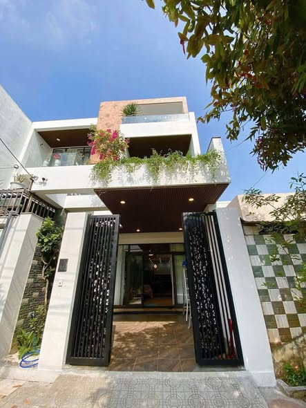 Modern Three-Story House with Open Layout for Sale — photo 1