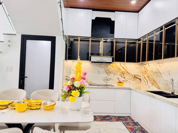 Spacious 2-Story House in Convenient Location for Sale — photo 2