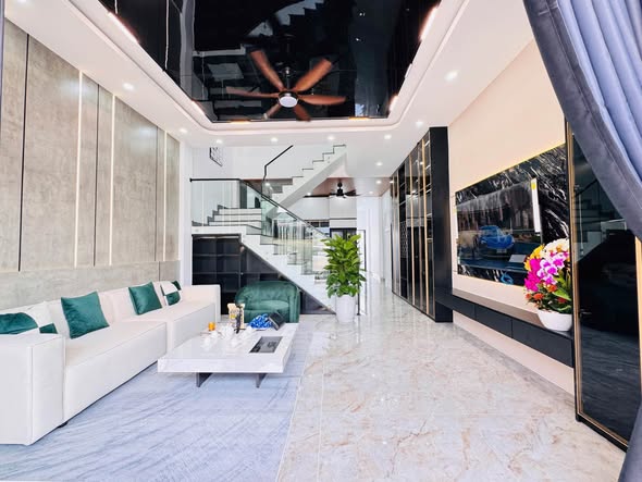 Spacious 2-Story House in Convenient Location for Sale — photo 4